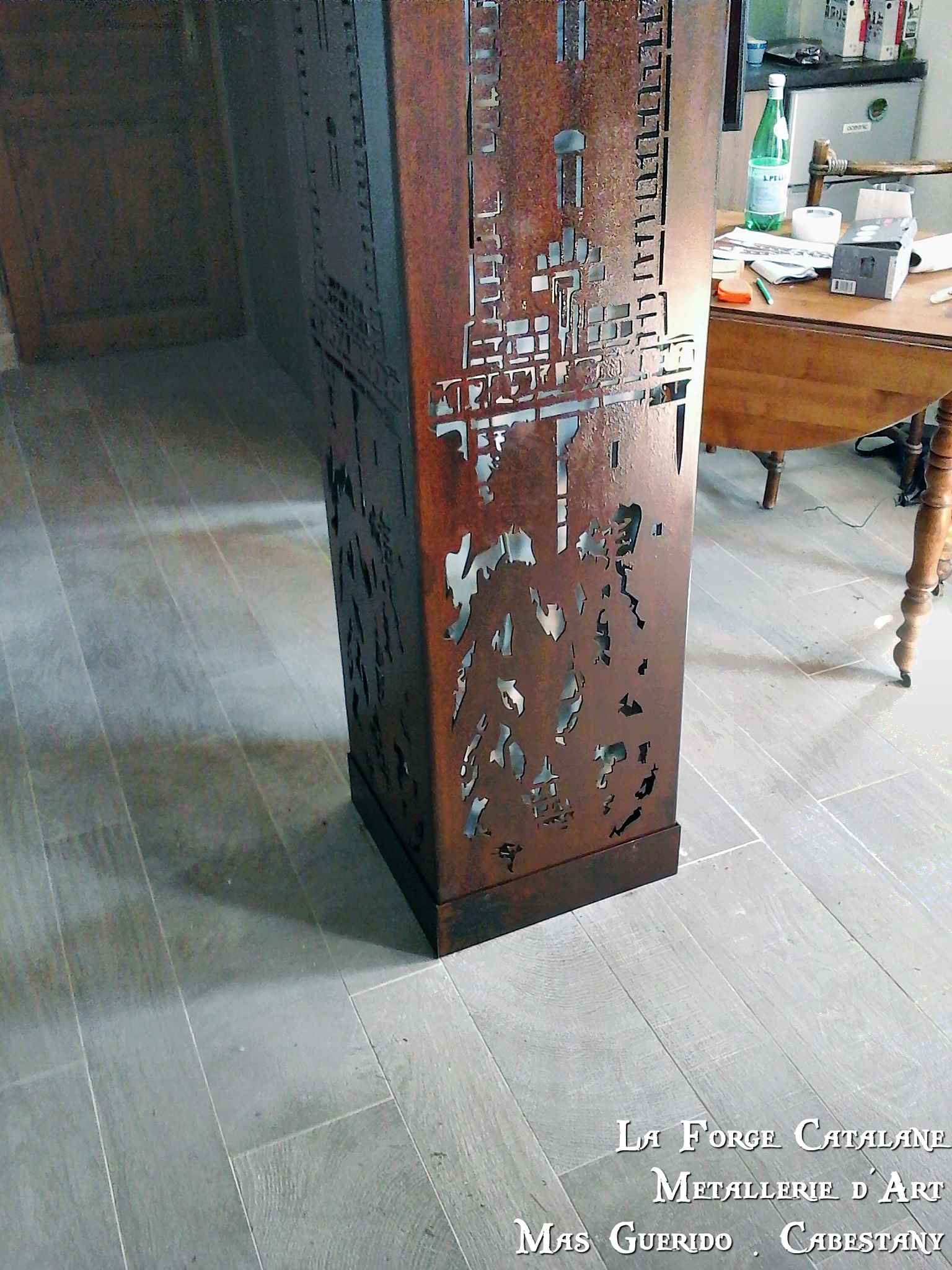 habillage de poteaux en decoupe laser forge catalane.jpg